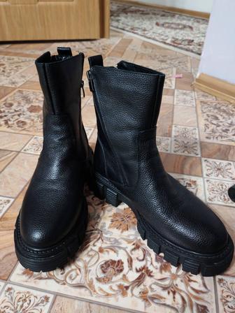 Продам зимние ботинки натуральная зернистая кожа, мех цигейка размер 40