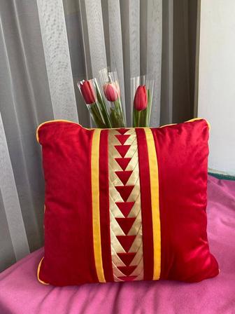 Декоративная подушка с казахским национальным узором