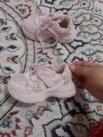 Продам кроссовки на девочку!!! Состояние просто супер, почти нов размер 26.