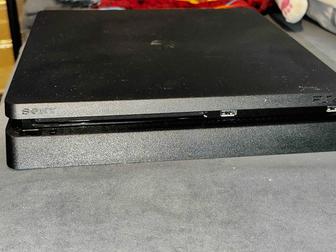 Продам Sony PlayStation 4 Slim 1 ТБ с двумя геймпадами