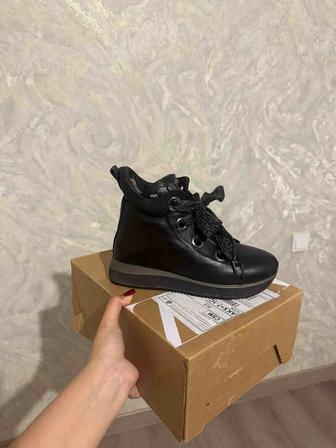 Продам зимние ботинки