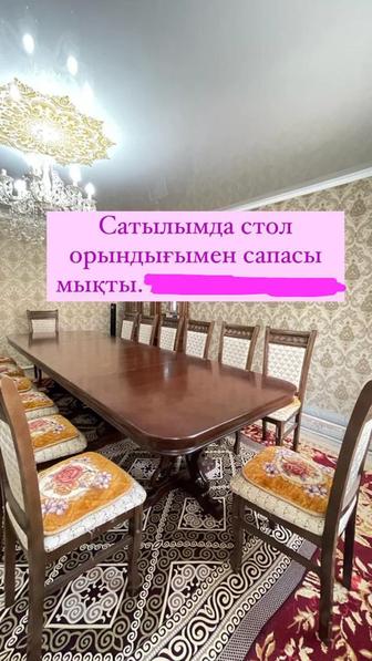 Продается качественный обеденный стол с 10 стульями