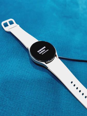 Продам смарт-часы самсунг Watch4