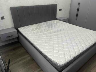 Кровать двухместная с прикроватными тумбами со столиком