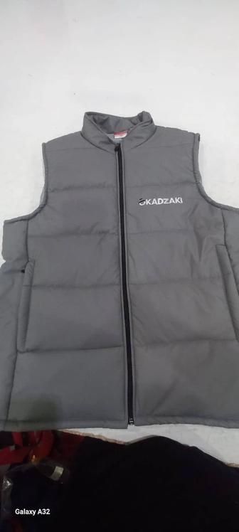 Жилетки с вышивкой логотипа