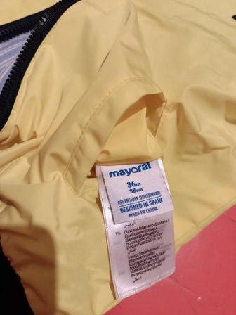 Эта великолепная двусторонняя ветрозащитная куртка Mayoral для мальчиков