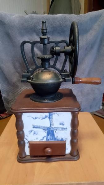 Продам кофемолку механическая