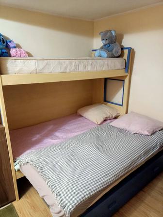 Кровать двухъярусная (2 плюс 1)