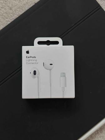 Продаю новые, не вскрытые Наушники Apple EarPods with Lightning Connector