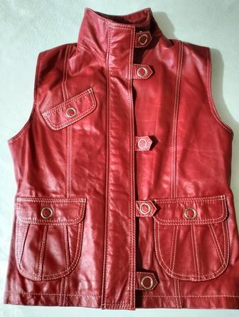 Жилет из натуральной кожи красного цвета