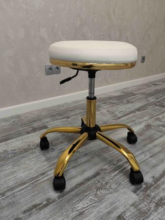 Продам стул на колесиках новый, не пользовались. Для мастера косметолога от