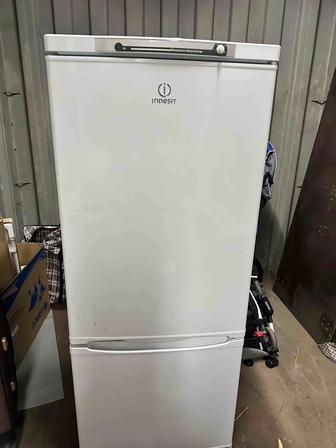 Продам холодильник Indesit