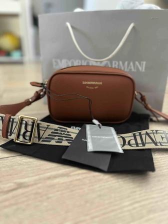 Новый кроссбоди от Emporio Armani