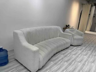 Продам диван с креслом требуется химчистка