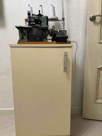 Оверлок советский трехниточный