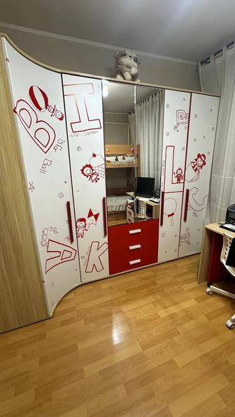 Детский письменный стол пенал и шкаф