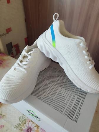 Кроссовки белые