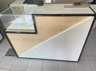 Продам столы ресепшн с витриной
