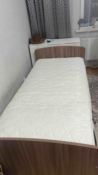 БУ односпальная кровать. с матрасом . Самовызов