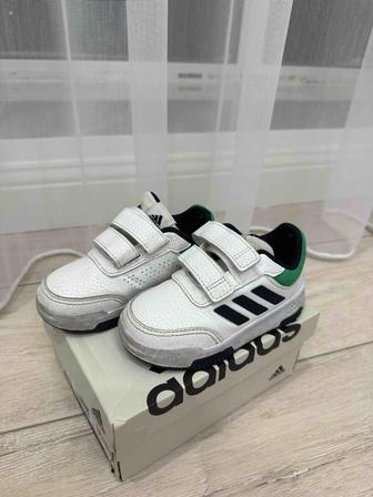 Продам детские кроссовки