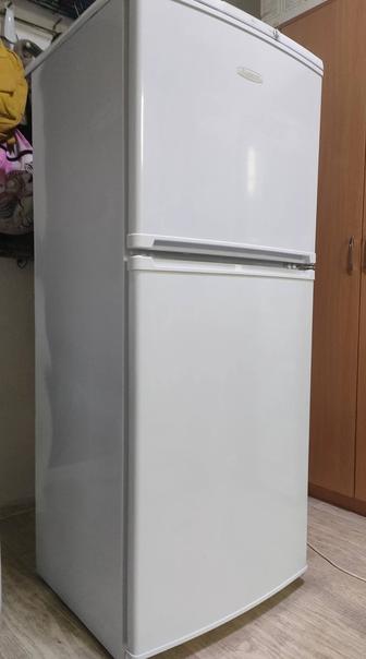 Продам холодильник работает! Чистый