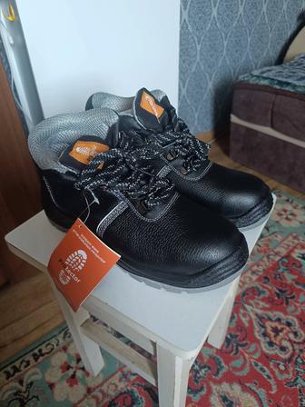 Продам ботинки новые рабочие. Размер 43 .
