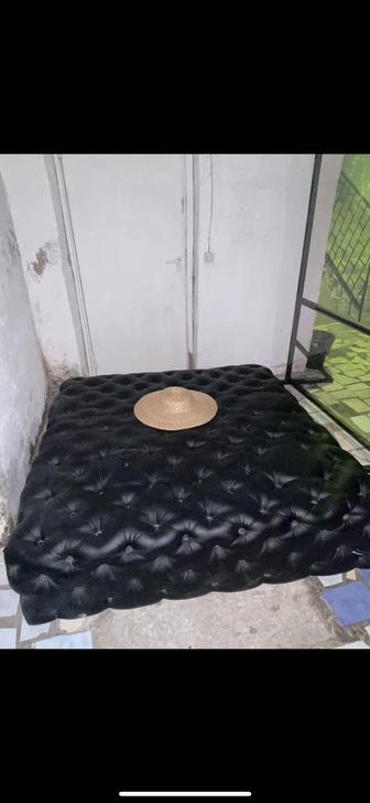 Продаем диван кожаный стеганный идеальный