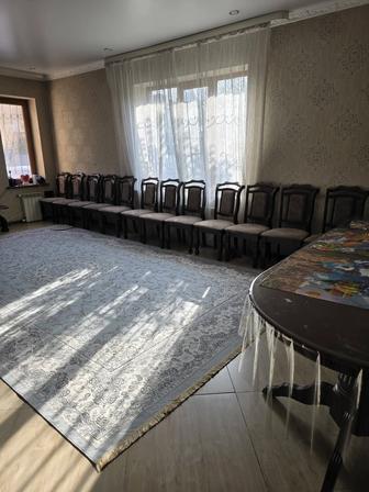 Продается стол со стульями в гостиную