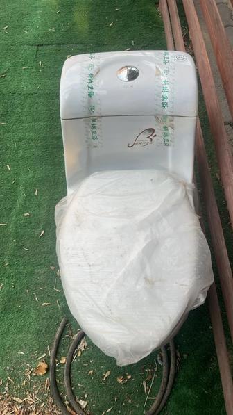 Туалет слив в нижнем углу