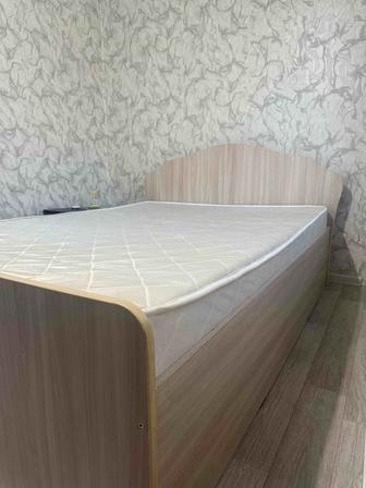 СРОЧНО! Продам кровать с матрасом 140х200 и выдвижными шкафчиками