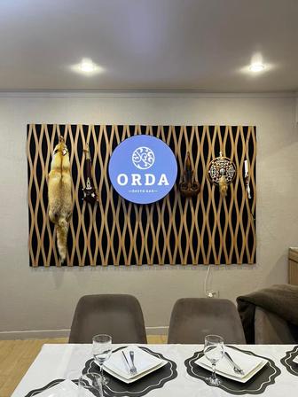 графический дизайнер, занимаюсь оформлением бизнеса вывески, меню,буклеты