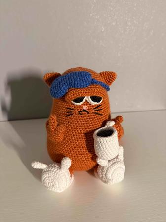 вязанный кот работяга