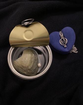 Продаю 5 упаковок жемчуга, часы, и набор