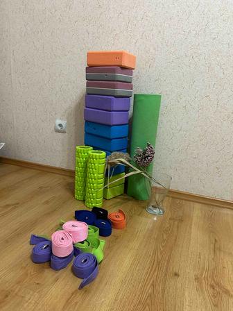 Коврик, кирпичи, роллы для фитнеса и йоги