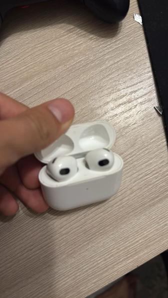 Продам AirPods 3 правый наушник и чехол.
