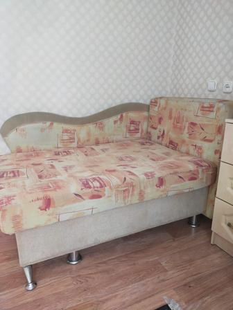 Раскладной компактный диван с ящиком для белья