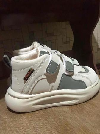 Срочно продам детские кроссовки