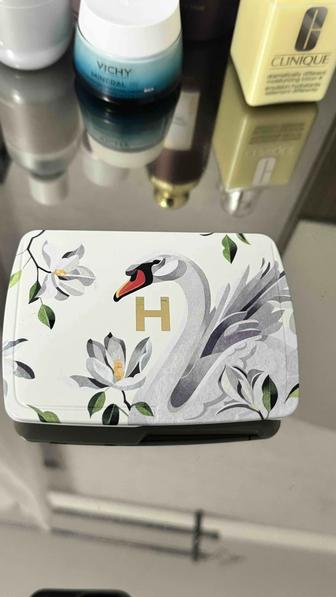 Палетка HOURGLASS лебедь