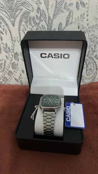 Продам часы Касио он новый абсолютно просто ушко потерялось с боку