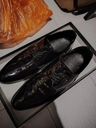 мужская лакированная кожаная обувь бренд