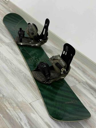 Продам сноуборд с креплениями и ботинками