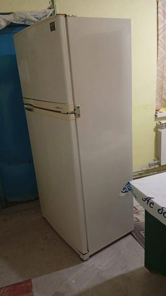 продается холодильник