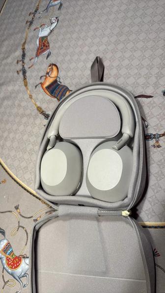 Наушники Sony WH-1000XM5 серебристый