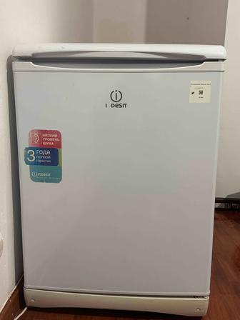 Холодильник небольшой, компактный б/у. Возможен торг