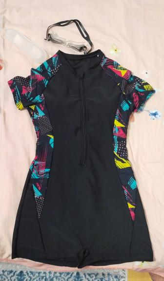 Купальник и очки для плавания