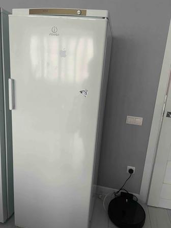 Продам морозильную камеру Indesit