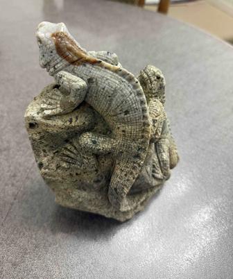 Композиция ящерицы из натурального камня