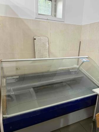Продается холодильник витринный