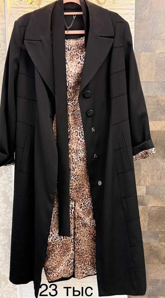 Стильный чёрный плащ с эффектной леопардовой подкладкой.