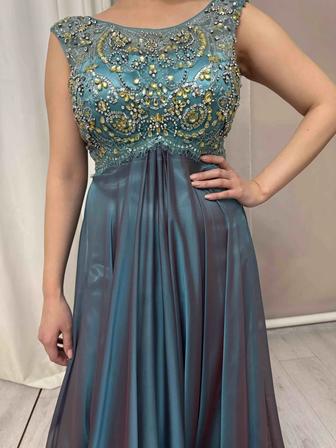 Продам красивое расшитое камнями вечернее платье